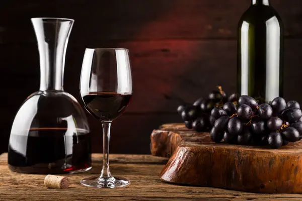 Copa Vino Tinto Una Botella Vino Con Uvas Frescas Mesa — Foto de Stock