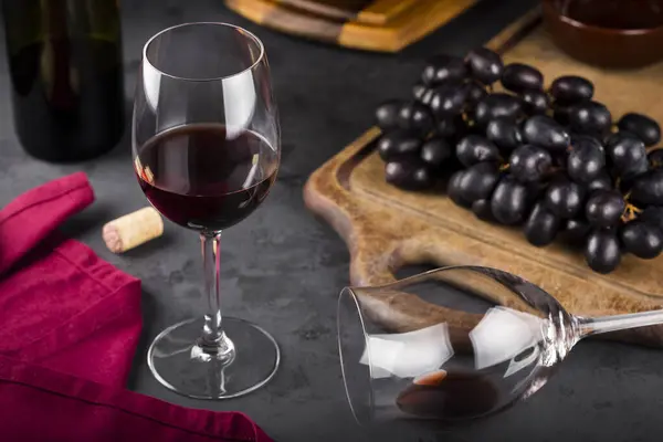 Copo Vinho Tinto Com Uvas Frescas — Fotografia de Stock