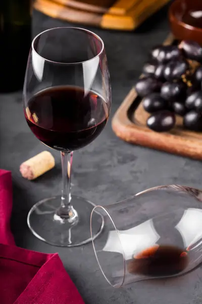 Copa Vino Tinto Con Uvas Frescas —  Fotos de Stock