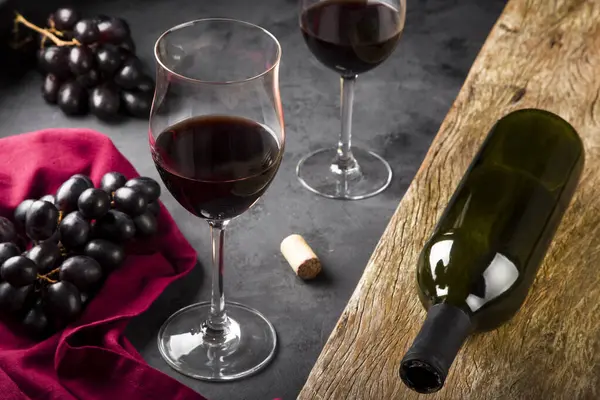 Copas Vino Tinto Una Botella Vino Con Uvas Frescas Mesa — Foto de Stock