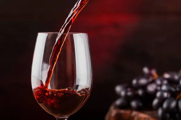 Llenar Una Copa Vino Tinto — Foto de Stock