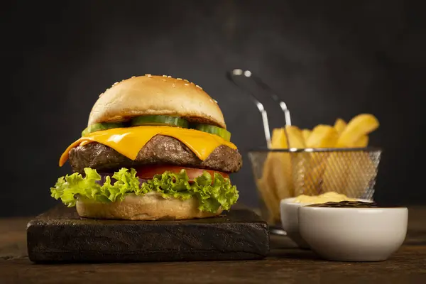 Burger Med Pommes Frites – stockfoto