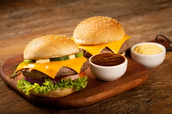 Burger Cheeseburger Sauces Table — Stock Photo, Image