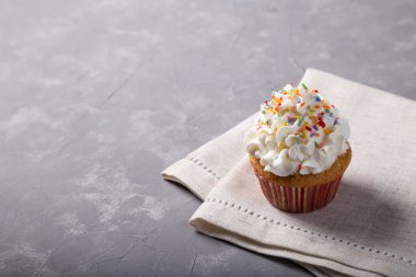 Masada lezzetli parti kekleri var. Krem şantili kekler..