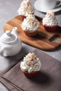 Masada lezzetli parti kekleri var. Krem şantili kekler..