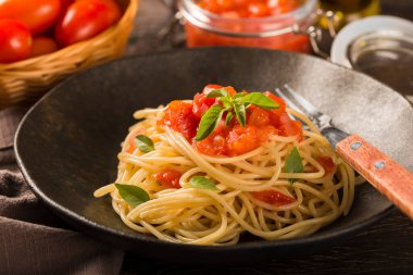 Domates soslu ve fesleğenli spagetti..
