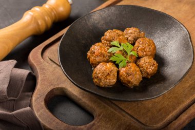 Masada pişmiş ev yapımı köfteler..