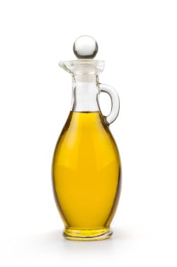 Beyaz arka planda saf zeytin yağı şişesi.