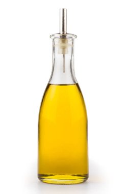 Beyaz arka planda saf zeytin yağı şişesi.