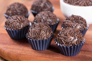 Brigadeiro, geleneksel Brezilya tatlısıdır. Çikolatalı şeker..