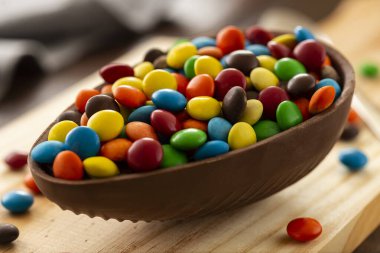 El yapımı çikolatalı Paskalya yumurtası. Doldurulmuş Paskalya yumurtası.