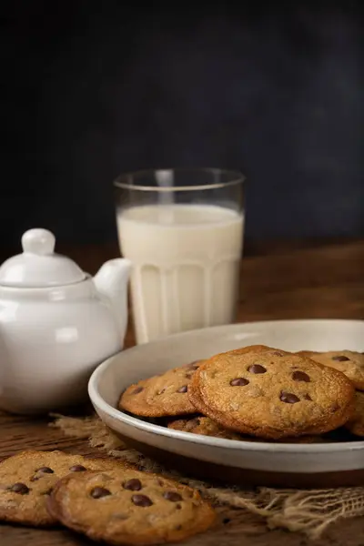 木製のテーブルに美味しいチョコレート クッキー — ストック写真