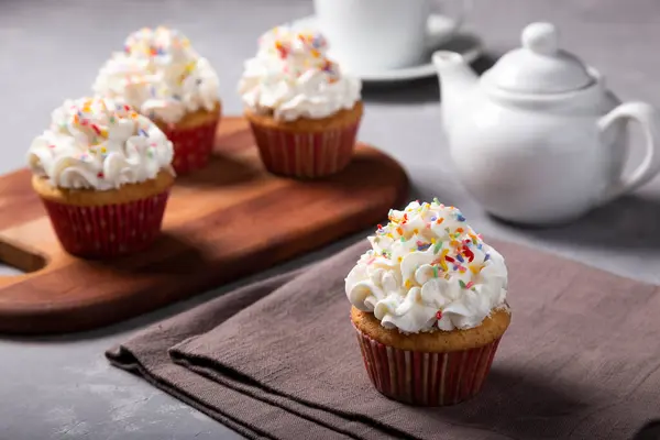 Sabrosos Pastelitos Fiesta Sobre Mesa Cupcakes Con Crema Batida —  Fotos de Stock