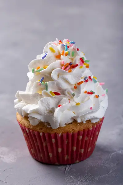 Sabrosos Pastelitos Fiesta Sobre Mesa Cupcakes Con Crema Batida —  Fotos de Stock