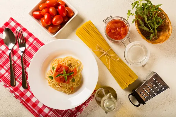 Nádobí Špagetami Rajčatové Omáčce Bazalkou — Stock fotografie