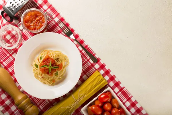 トマトソースとバジルでスパゲッティとディッシュ — ストック写真