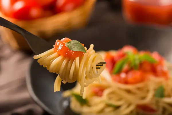 Plato Con Espaguetis Salsa Tomate Albahaca —  Fotos de Stock