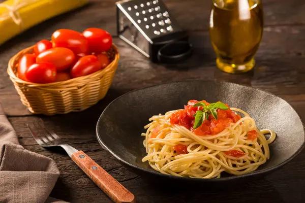 Πιάτο Σπαγγέτι Σάλτσα Ντομάτας Και Βασιλικό — Φωτογραφία Αρχείου
