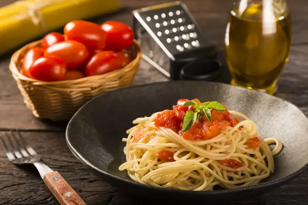 Plat Avec Spaghettis Sauce Tomate Basilic — Photo