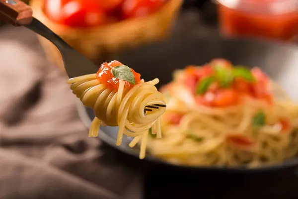 Πιάτο Σπαγγέτι Σάλτσα Ντομάτας Και Βασιλικό — Φωτογραφία Αρχείου