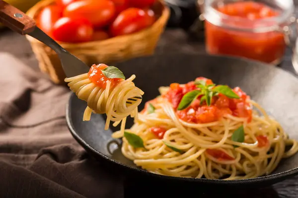 Plato Con Espaguetis Salsa Tomate Albahaca — Foto de Stock