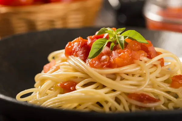 Gericht Mit Spaghetti Tomatensauce Und Basilikum — Stockfoto