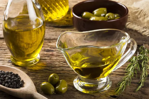 橄榄油 用初榨橄榄油和橄榄制成的容器 — 图库照片