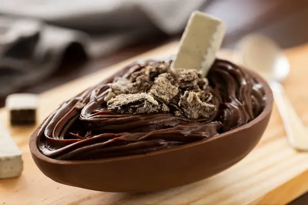 Handgemachtes Schokoladen Osterei Gefülltes Osterei — Stockfoto
