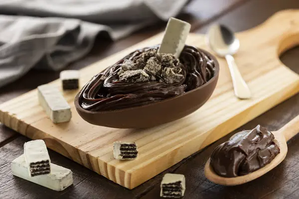 Handgemachtes Schokoladen Osterei Gefülltes Osterei — Stockfoto
