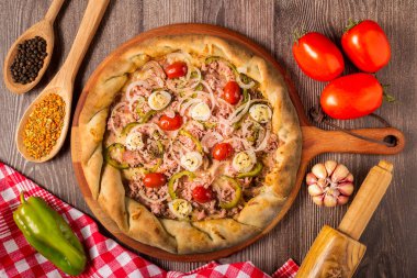 Tahta masa, içinde pizza malzemeleri var..