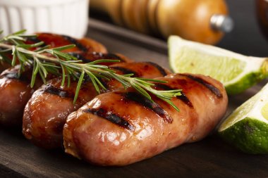 Masada ızgara sosis var..