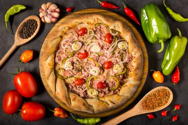 Пустая Доска Пиццы Столе Ингредиентами Приготовления Пищи Помидоры Различные Перец — стоковое фото