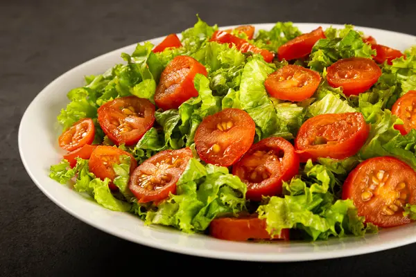 Frischer Salat Mit Salat Und Tomaten — Stockfoto