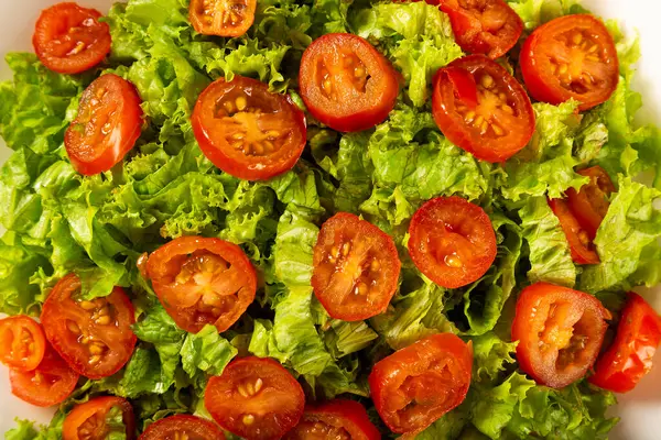 Świeża Sałatka Sałatą Pomidorami — Zdjęcie stockowe
