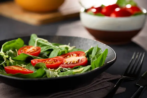 Frischer Rucolasalat Mit Tomaten — Stockfoto