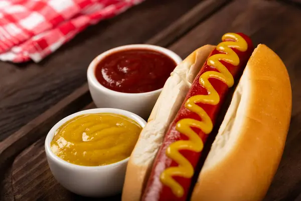 Hot Dog Con Salsas —  Fotos de Stock