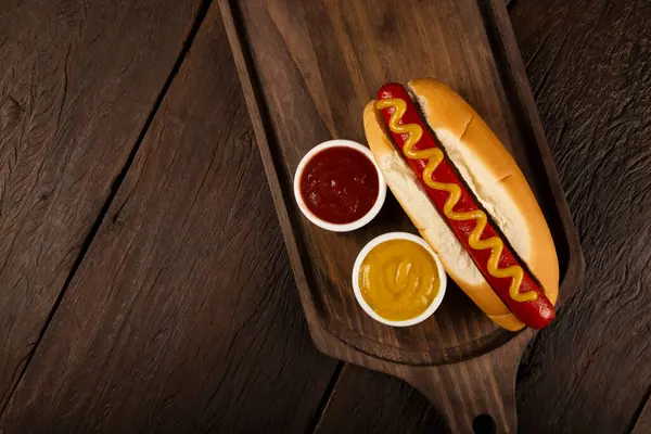 加番茄酱和黄色芥末的热狗 — 图库照片