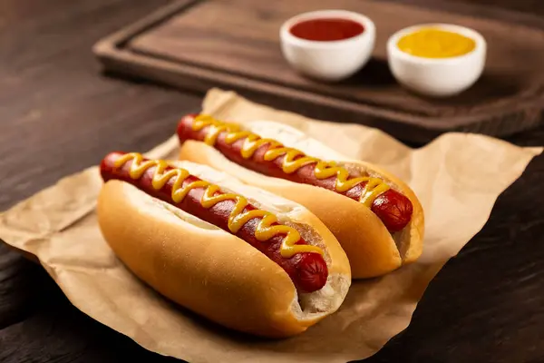 Perro Caliente Con Ketchup Mostaza Amarilla —  Fotos de Stock
