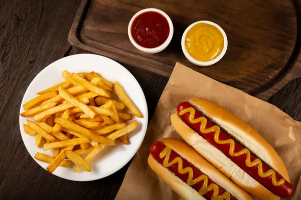 Hot Dogs Mit Soßen Und Pommes — Stockfoto