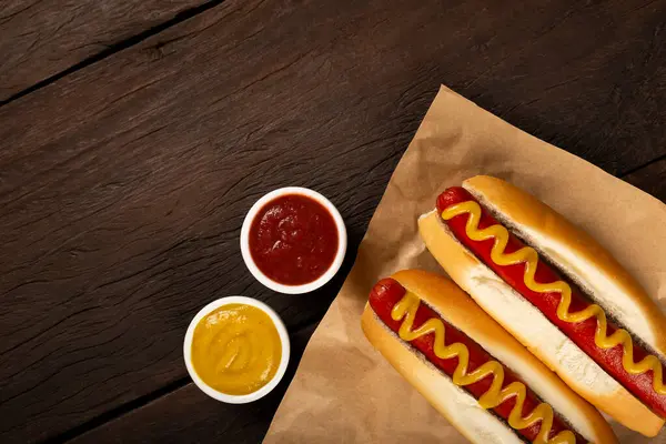 Hot Dog Ketchupem Żółtą Musztardą — Zdjęcie stockowe