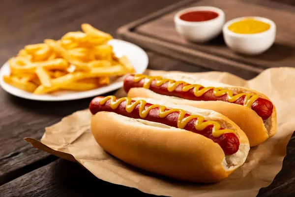 Hot Dogi Sosami Frytkami — Zdjęcie stockowe
