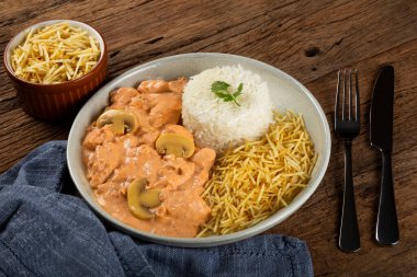 Mantarlı leziz tavuk stroganoff..