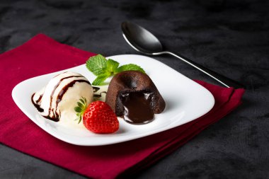 Dondurmalı Petit Gateau tatlısı.