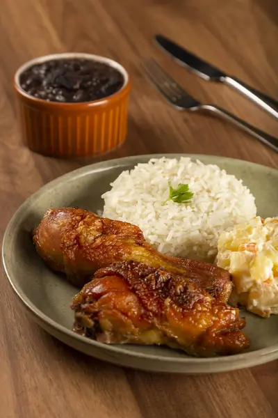 Výkonné Jídlo Pečené Kuře Rýže Fazole Majonézový Salát — Stock fotografie