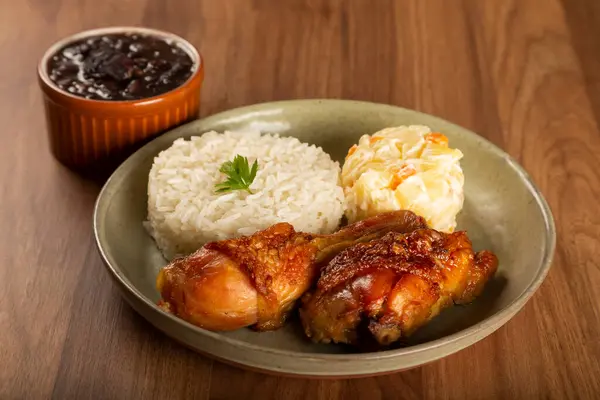 Yönetici Yemeği Kızarmış Tavuk Pilav Fasulye Mayonez Salatası — Stok fotoğraf