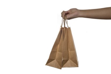 Beyaz arkaplanda kağıt alışveriş torbası.