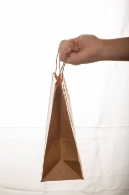 Beyaz arkaplanda kağıt alışveriş torbası.