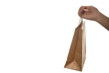 Beyaz arkaplanda kağıt alışveriş torbası.