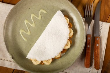Tatlı tapyoka Dulce de leche ve muzla doldurulmuş. Brezilya tapyokası..