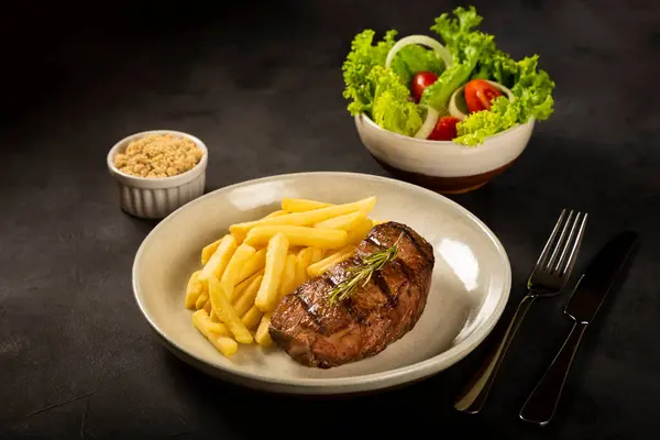 Gericht Mit Gegrilltem Steak Pommes Und Salat — Stockfoto